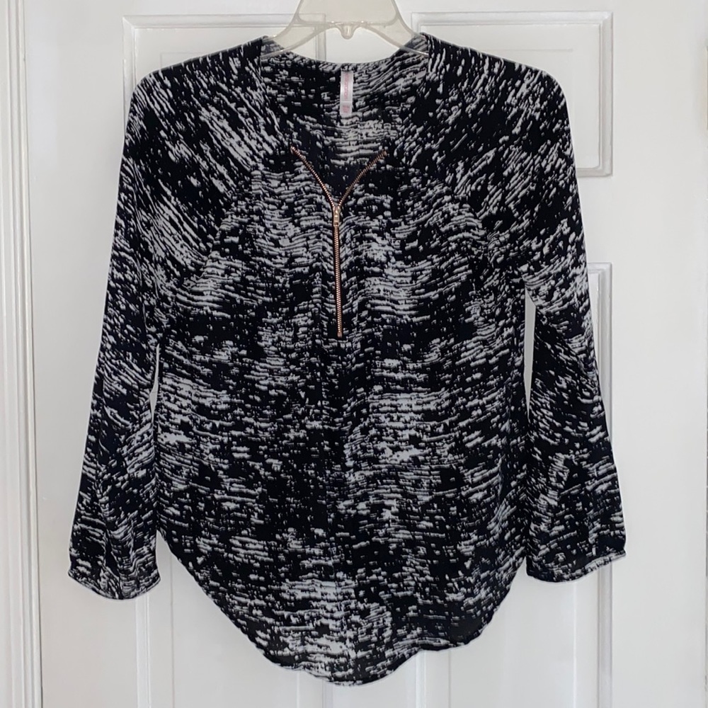 XHILIRATION size medium black and white zippered top